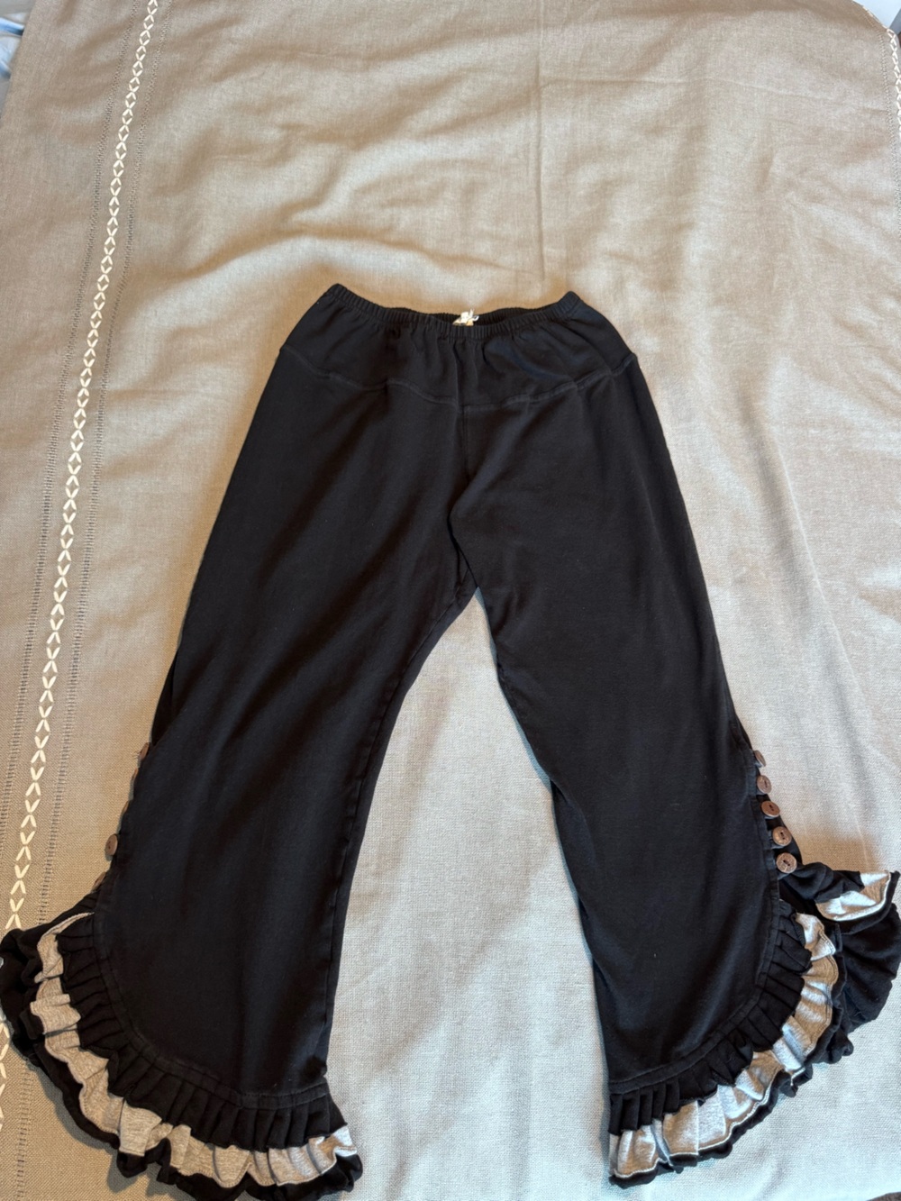 Avatar - Black 3/4 length capris with Button Trim